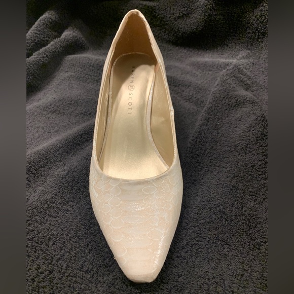 Karen Scott pumps cream snakeskin (size 9.5) 3” heel - Picture 2 of 6